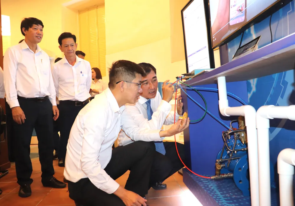 Đại diện Công ty CP Cấp nước Bến Thành giới thiệu về Trung tâm NOC đến đại biểu tại Tuần lễ Khoa học công nghệ và sáng tạo