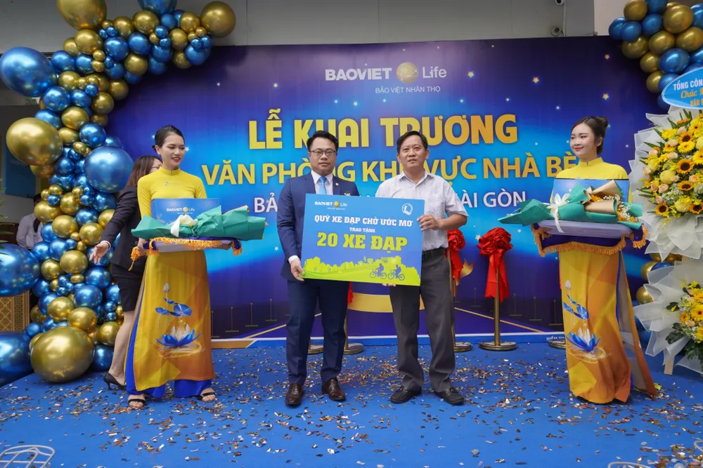 Công ty Bảo Việt Nhân thọ Sài Gòn đã trao tặng 20 suất học bổng trong chương trình “Quỹ xe đạp chở ước mơ” cho các em học sinh giỏi vượt khó tại địa bàn huyện Nhà Bè