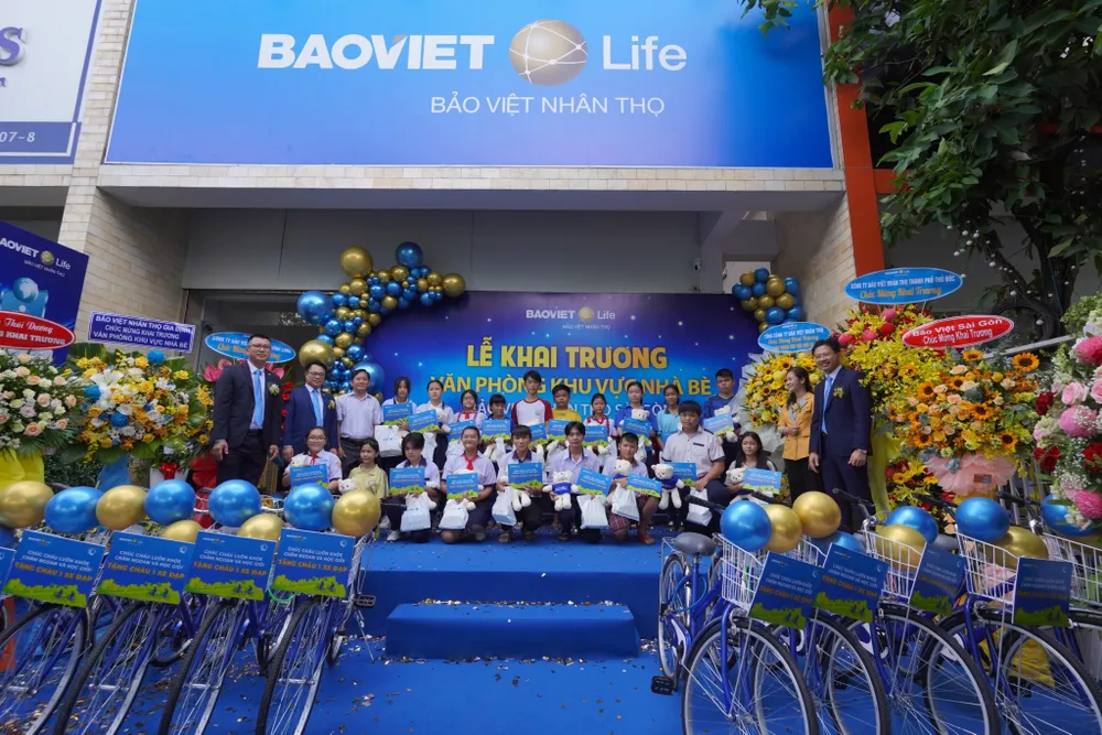 Các em học sinh giỏi vượt khó tại địa bàn huyện Nhà Bè đến nhận quà