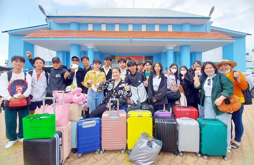 Thí sinh huyện đảo Kiên Hải (tỉnh Kiên Giang) vào đất liền tham dự kỳ thi tốt nghiệp THPT năm 2023. Ảnh: QUỐC BÌNH Thí sinh huyện đảo Kiên Hải (tỉnh Kiên Giang) vào đất liền tham dự kỳ thi tốt nghiệp THPT năm 2023. Ảnh: QUỐC BÌNH