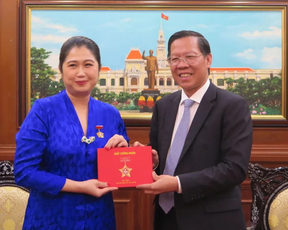 Chủ tịch UBND TPHCM Phan Văn Mãi trao tặng Huy hiệu và giấy chứng nhận Huy hiệu TPHCM cho Tổng Lãnh sự Malaysia Wong Chia Chiann. Ảnh: THỤY VŨ