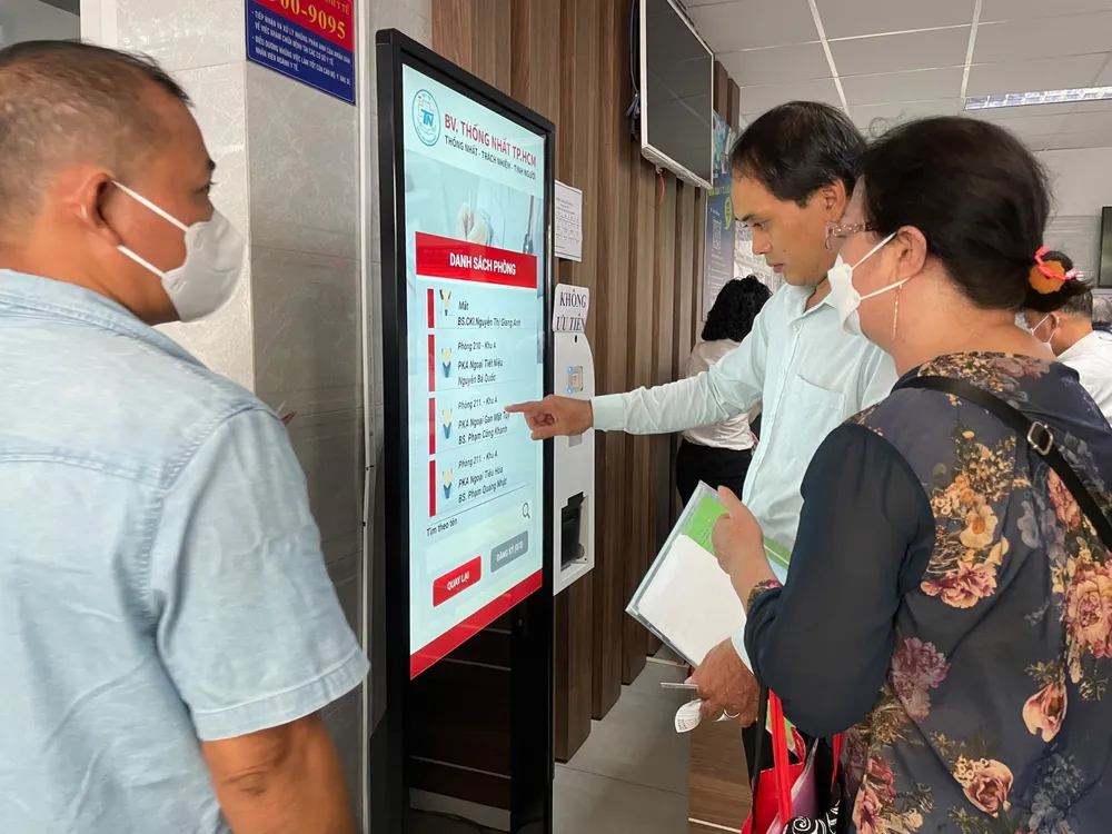 Người dân đăng ký khám bệnh tại Bệnh viện Thống Nhất (TPHCM). Ảnh: THÀNH SƠN