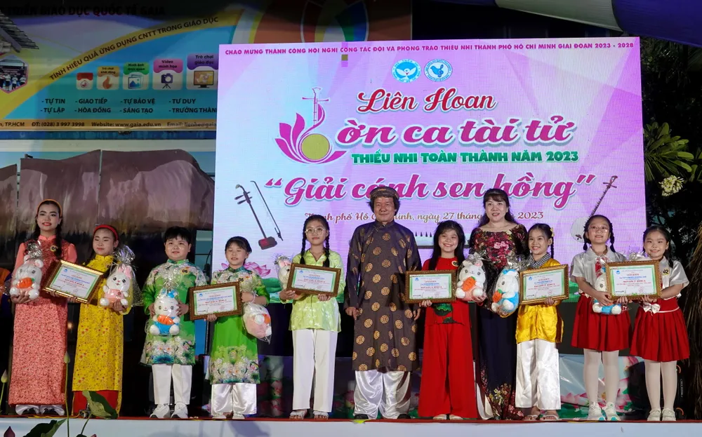 PGS - TS Nguyễn Thị Mỹ Liêm và NSƯT Huỳnh Khải trao giải A (bảng A) cho các em thiếu nhi tại Liên hoan Đờn ca tài tử thiếu nhi toàn thành giải "Cánh Sen Hồng". Ảnh: THÚY BÌNH PGS - TS Nguyễn Thị Mỹ Liêm và NSƯT Huỳnh Khải trao giải A (bảng A) cho các em thiếu nhi tại Liên hoan Đờn ca tài tử thiếu nhi toàn thành giải "Cánh Sen Hồng". Ảnh: THÚY BÌNH