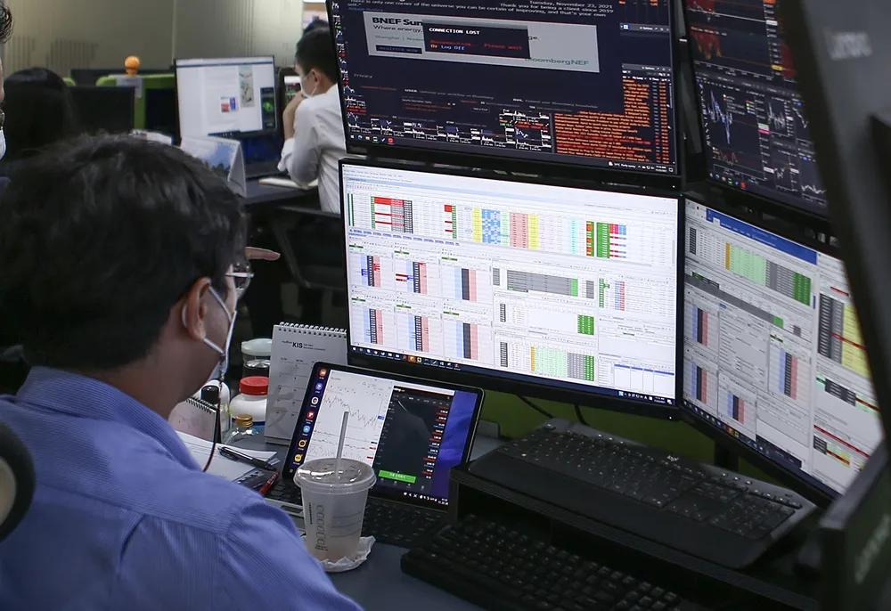 Nhiều nhà đầu tư săn cổ phiếu được chia cổ tức “khủng” trên sàn chứng khoán. Ảnh: HOÀNG HÙNG