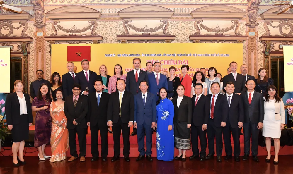 Chủ tịch UBND TPHCM Phan Văn Mãi chụp hình lưu niệm cùng các vị khách mời. Ảnh: VIỆT DŨNG