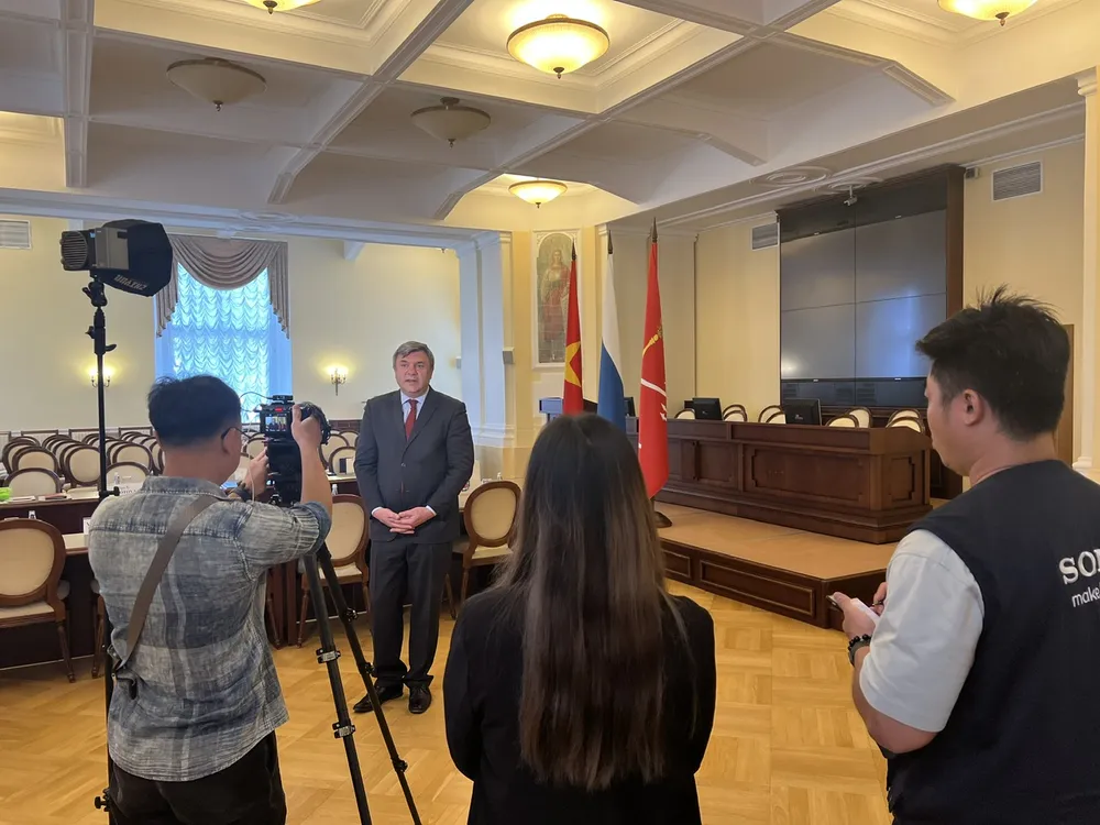 Đoàn phim tài liệu “Hồ Chí Minh - Con đường phía trước” trong một cảnh quay