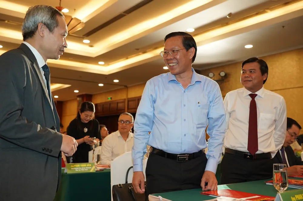 Chủ tịch UBND TPHCM Phan Văn Mãi dự hội thảo. Ảnh: HOÀNG HÙNG