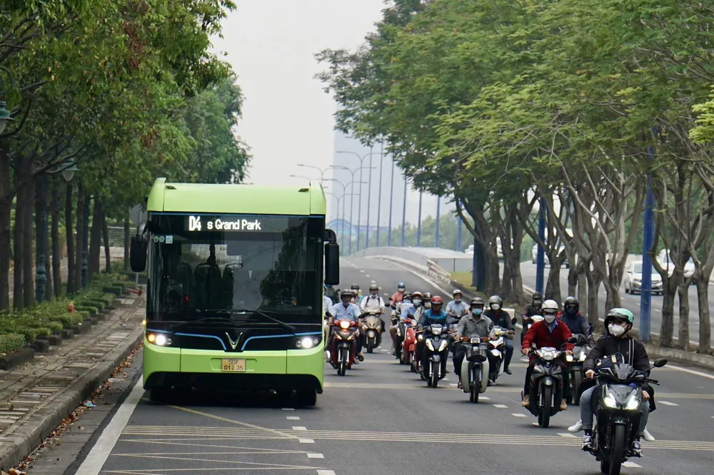 Xe buýt điện hoạt động tại thành phố Thủ Đức. Ảnh: HOÀNG HÙNG