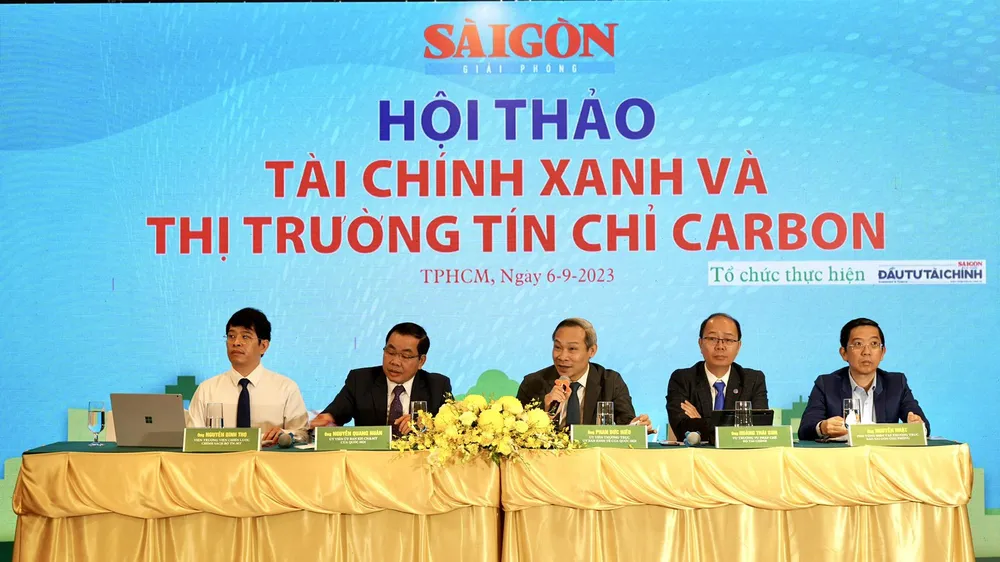 Các chủ tọa điều hành hội thảo. Ảnh: HOÀNG HÙNG
