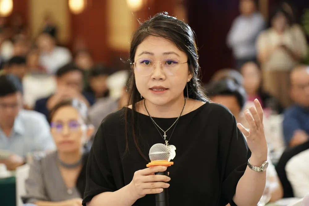 Bà Đỗ Ngọc Diệp, Quản lý Chương trình công trình xanh và thích ứng biến đổi khí hậu của Tổ chức tài chính Quốc tế - IFC thuộc WB phát biểu. Ảnh: HOÀNG HÙNG