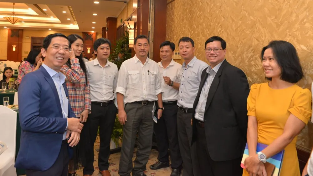 Các đại biểu bên lề hội thảo. Ảnh: CAO THĂNG