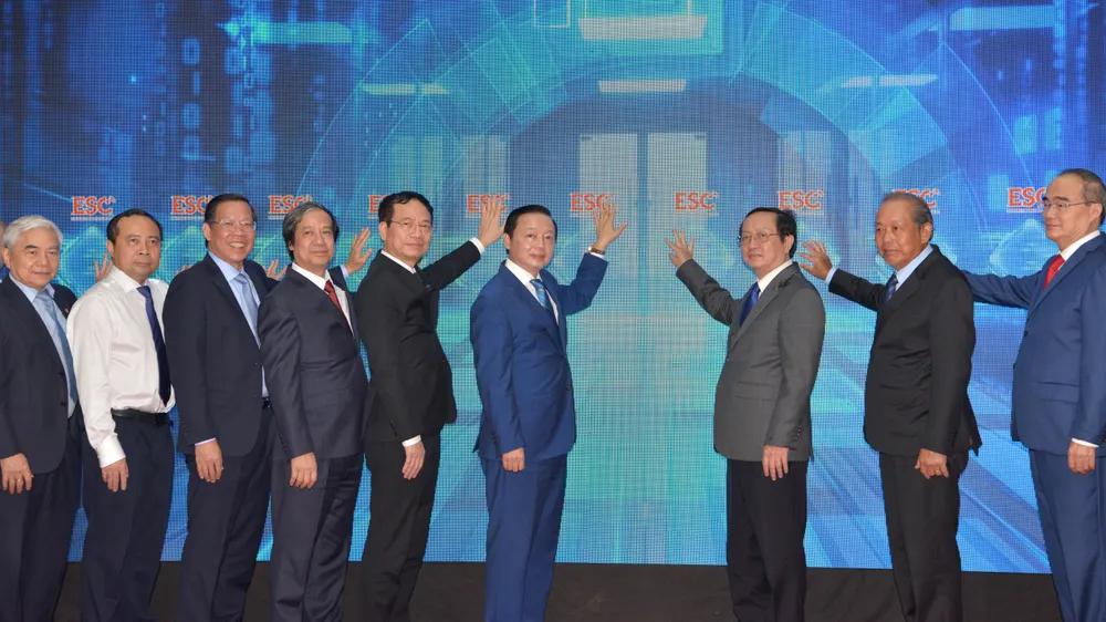 Phó Thủ tướng Trần Hồng Hà và Chủ tịch UBND TPHCM Phan Văn Mãi cùng các đại biểu nhấn nút khai trương Trung tâm Đào tạo điện tử, vi mạch bán dẫn. Ảnh: CAO THĂNG