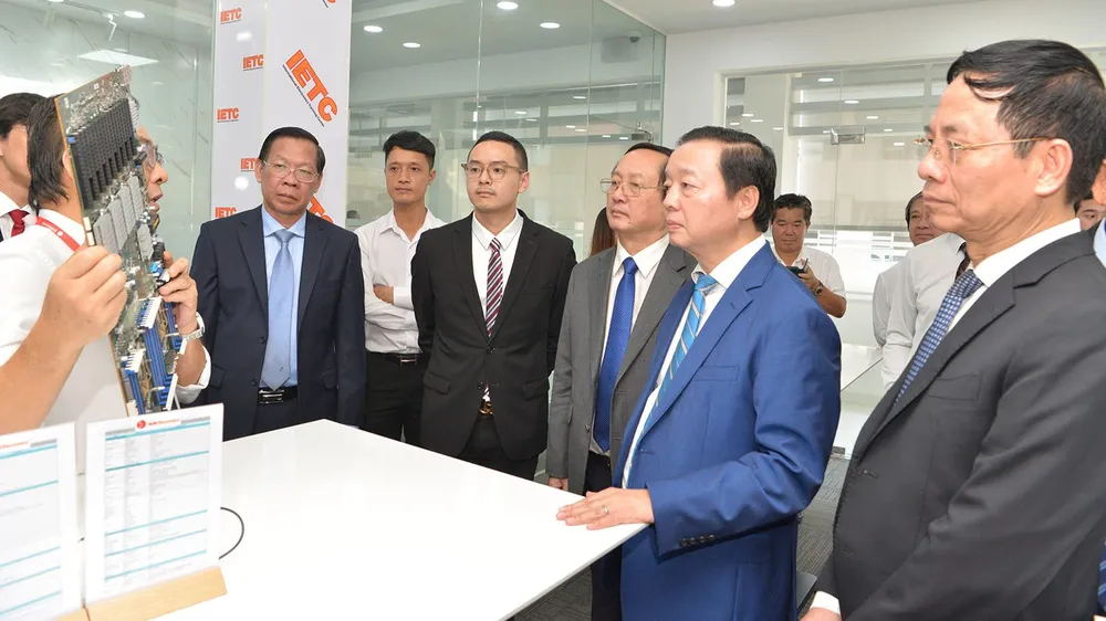 Phó Thủ tướng Trần Hồng Hà, Chủ tịch UBND TPHCM Phan Văn Mãi và các đồng chí lãnh đạo xem sản phẩm của Trung tâm Đào tạo điện tử, vi mạch bán dẫn. Ảnh: CAO THĂNG