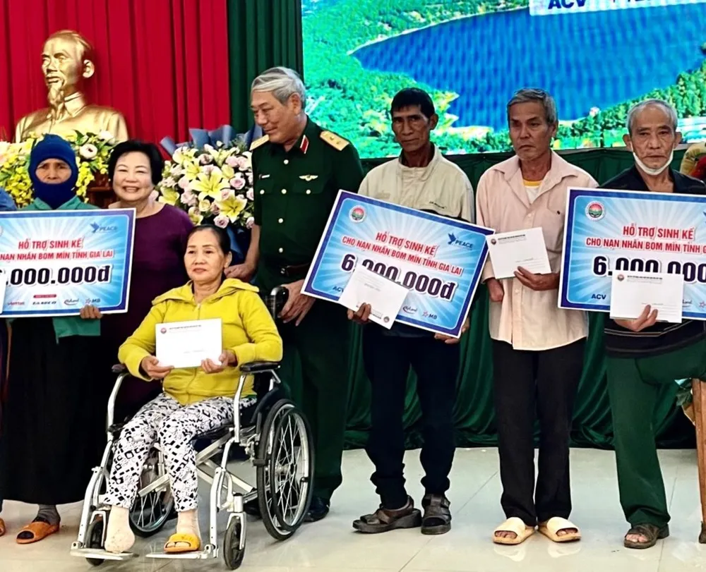 Trao tiền hỗ trợ sinh kế cho nạn nhân bom mìn tại huyện Chư Prông