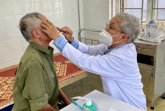 Khám bệnh cho người dân