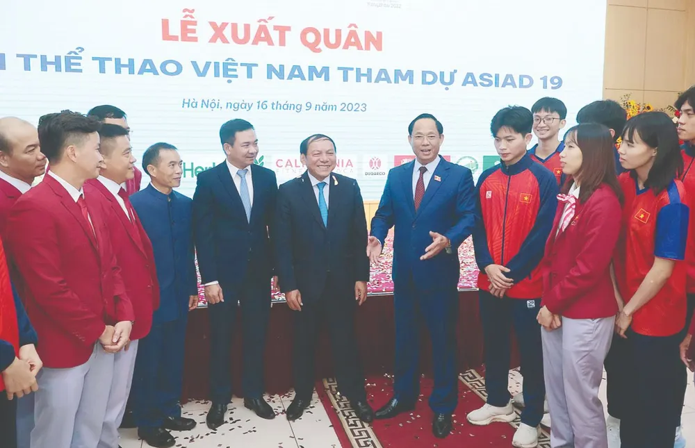 Phó Chủ tịch Quốc hội Trần Quang Phương động viên các thành viên đoàn thể thao Việt Nam tại lễ xuất quân