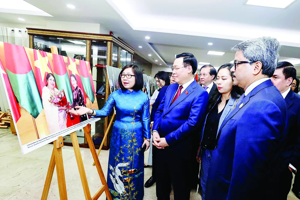 Trong khuôn khổ chuyến thăm chính thức CHND Bangladesh, chiều 21-9, Chủ tịch Quốc hội Vương Đình Huệ và đoàn đại biểu cấp cao Quốc hội Việt Nam đến khai trương trưng bày ảnh kỷ niệm 50 năm thiết lập quan hệ ngoại giao giữa hai nước Việt Nam - Bangladesh. Ảnh: TTXVN Trong khuôn khổ chuyến thăm chính thức CHND Bangladesh, chiều 21-9, Chủ tịch Quốc hội Vương Đình Huệ và đoàn đại biểu cấp cao Quốc hội Việt Nam đến khai trương trưng bày ảnh kỷ niệm 50 năm thiết lập quan hệ ngoại giao giữa hai nước Việt Nam - Bangladesh. Ảnh: TTXVN
