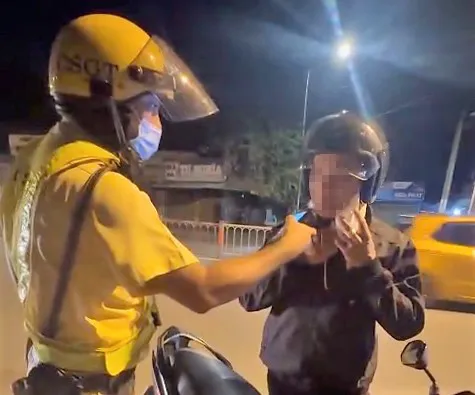 Kiểm tra nồng độ cồn của ông V.D. 