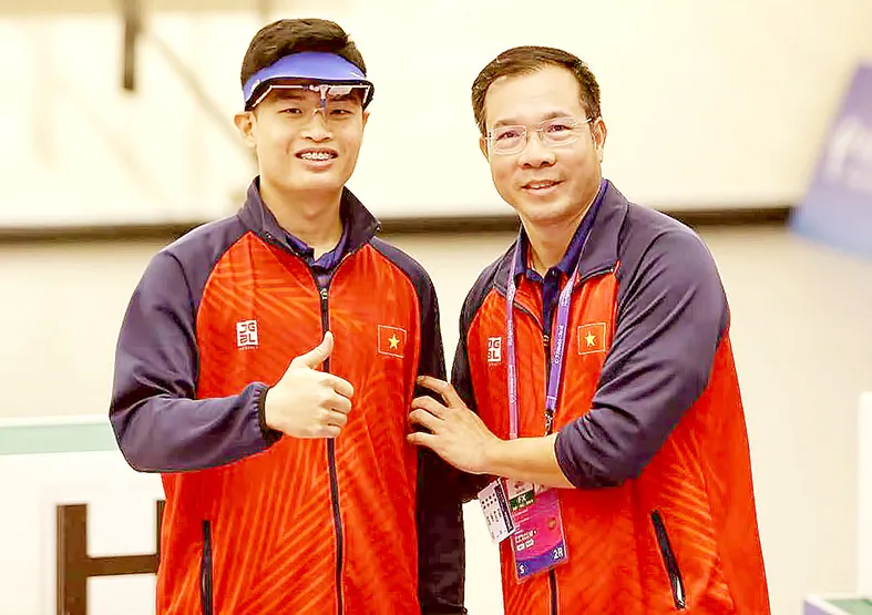 Huyền thoại Hoàng Xuân Vinh chia vui cùng xạ thủ Phạm Quang Huy. Ảnh: P.MINH