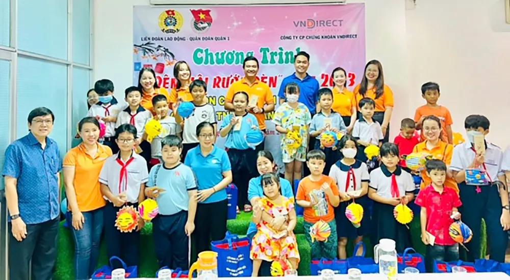 Con công nhân tại nhà máy Công ty TNHH E.Land Việt Nam (huyện Củ Chi) vui chương trình “Đêm hội rước đèn” do LĐLĐ quận 1 tổ chức