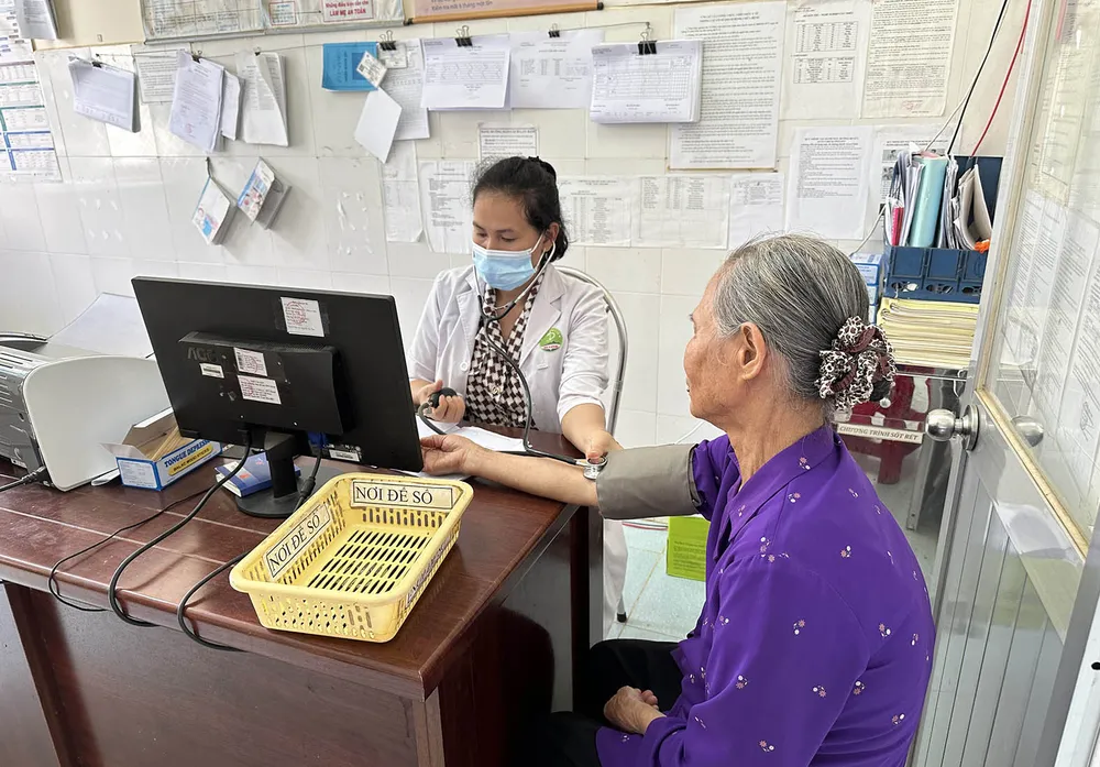 Người dân chỉ khám những triệu chứng thông thường tại Trạm y tế xã Hòa Bắc, huyện Di Linh (Lâm Đồng), còn lại phần lớn lên tuyến trên. Ảnh: ĐOÀN KIÊN