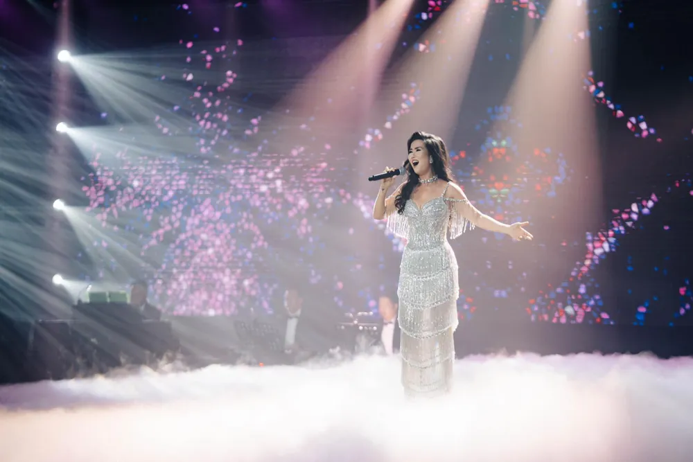 Ca sĩ Võ Hạ Trâm biểu diễn trên sân khấu