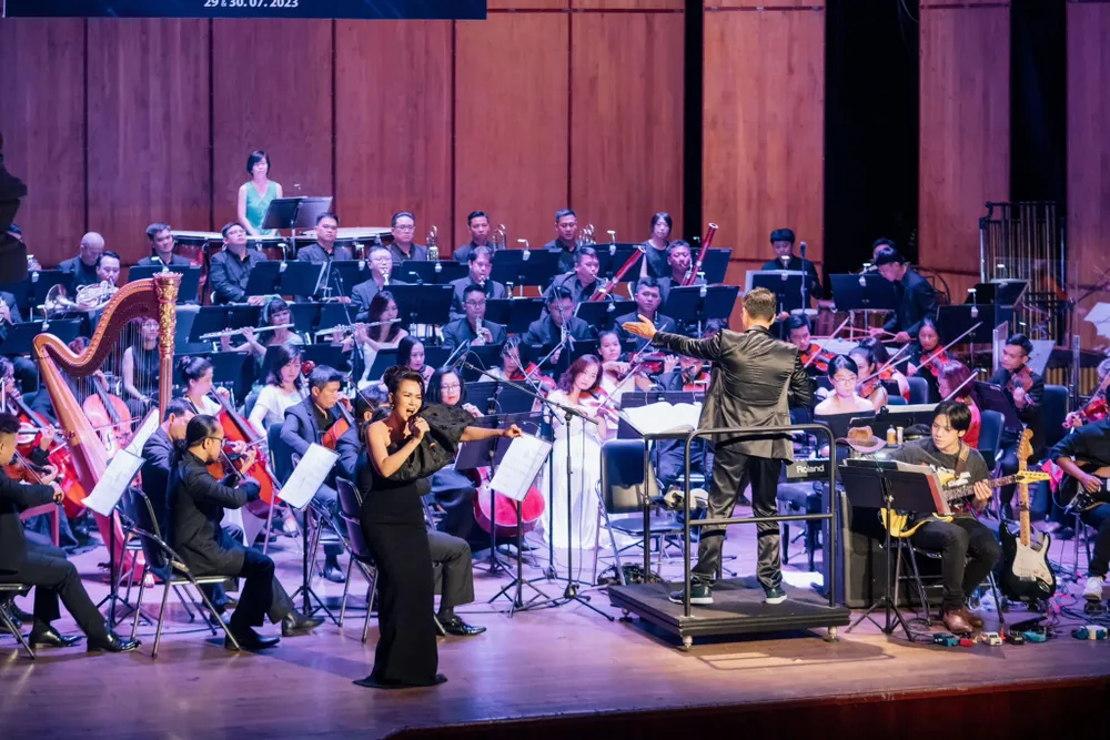 Võ Hạ Trâm biểu diễn cùng dàn nhạc
