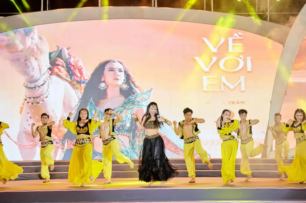 Võ Hạ Trâm trong một chương trình biểu diễn ở Quảng Nam