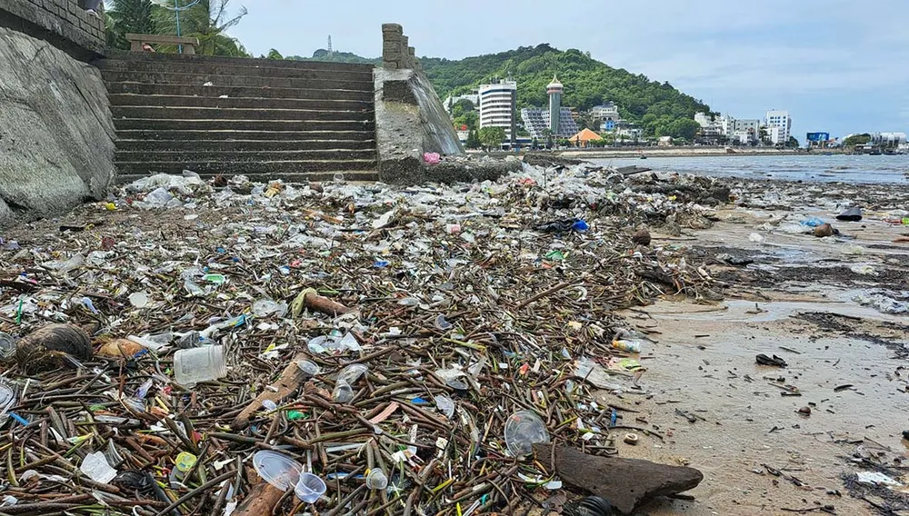Rác ngập bãi biển Vũng Tàu