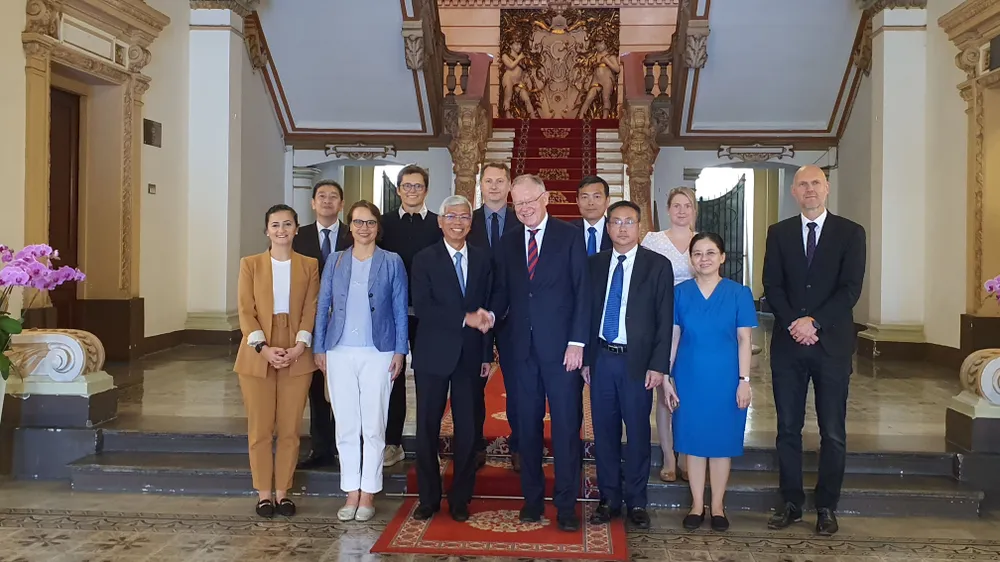 Phó Chủ tịch UBND TPHCM Võ Văn Hoan và Thủ hiến bang Hạ Sachsen Stephan Weil chụp ảnh lưu niệm. Ảnh: THỤY VŨ