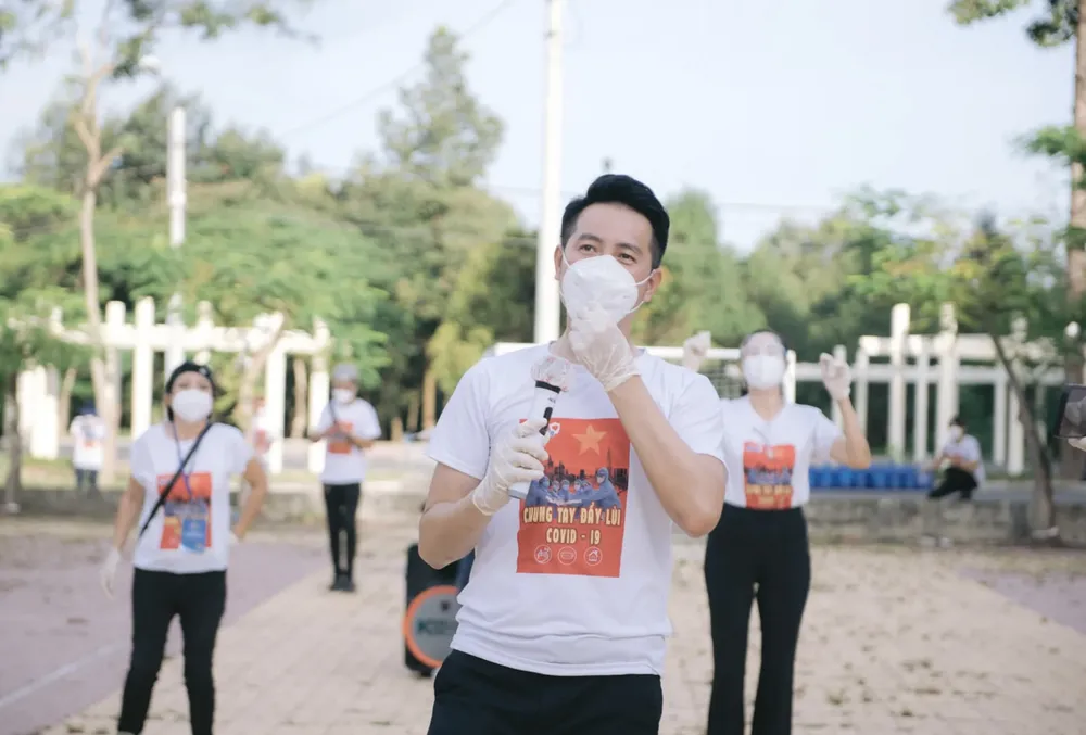 Nguyễn Phi Hùng phục vụ khán giả lúc dịch Covid-19