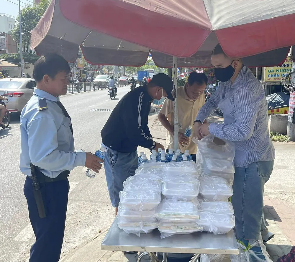 Một điểm phát cơm từ thiện trên đường Phạm Hùng, quận 8, TPHCM