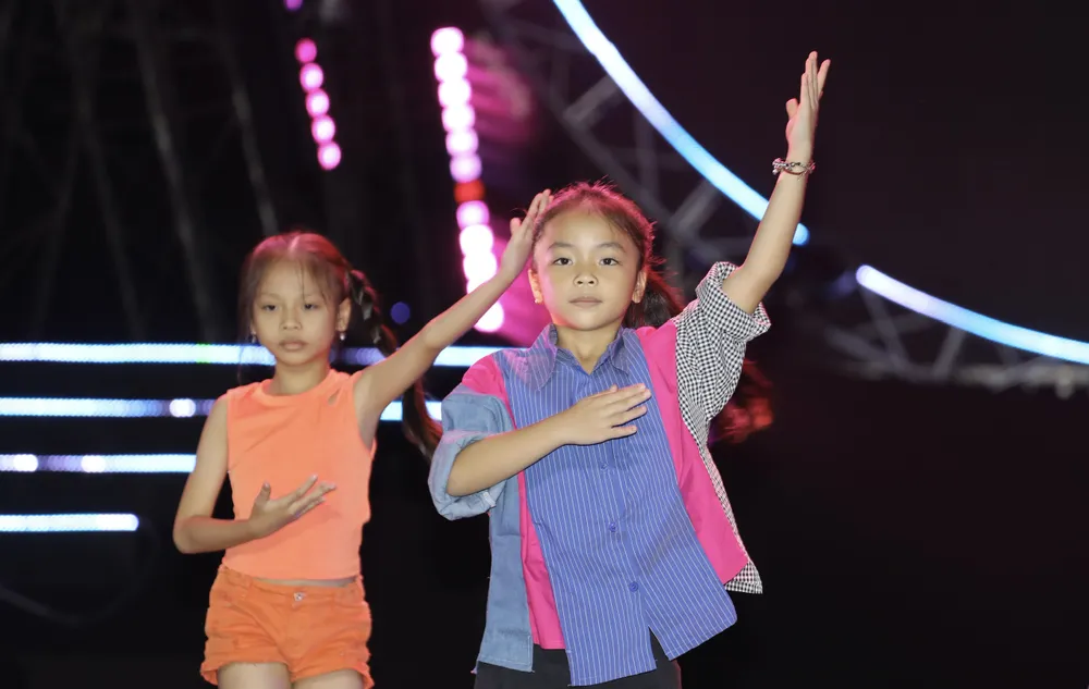 Nhóm thiếu nhi tập luyện cho chương trình diễn ra vào ngày mai. Ảnh: DŨNG PHƯƠNG