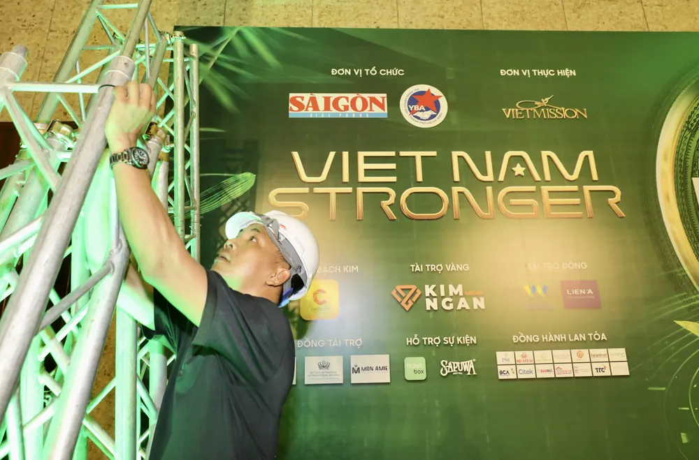 Hoàn tất các bước chuẩn bị cuối cùng của chương trình. Ảnh: DŨNG PHƯƠNG