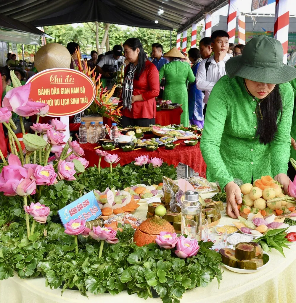 Thi làm bánh dân gian tại Ngày hội du lịch sinh thái Phong Điền - Cần Thơ năm 2023
