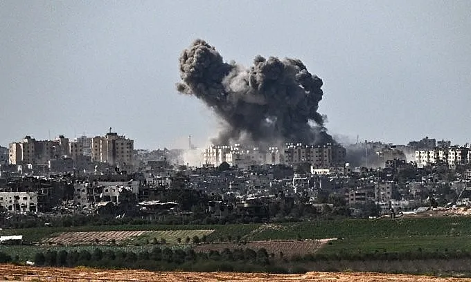 Cột khói bốc lên tại thành phố Gaza sau đòn không kích của Israel hôm 21-10. Ảnh: AFP