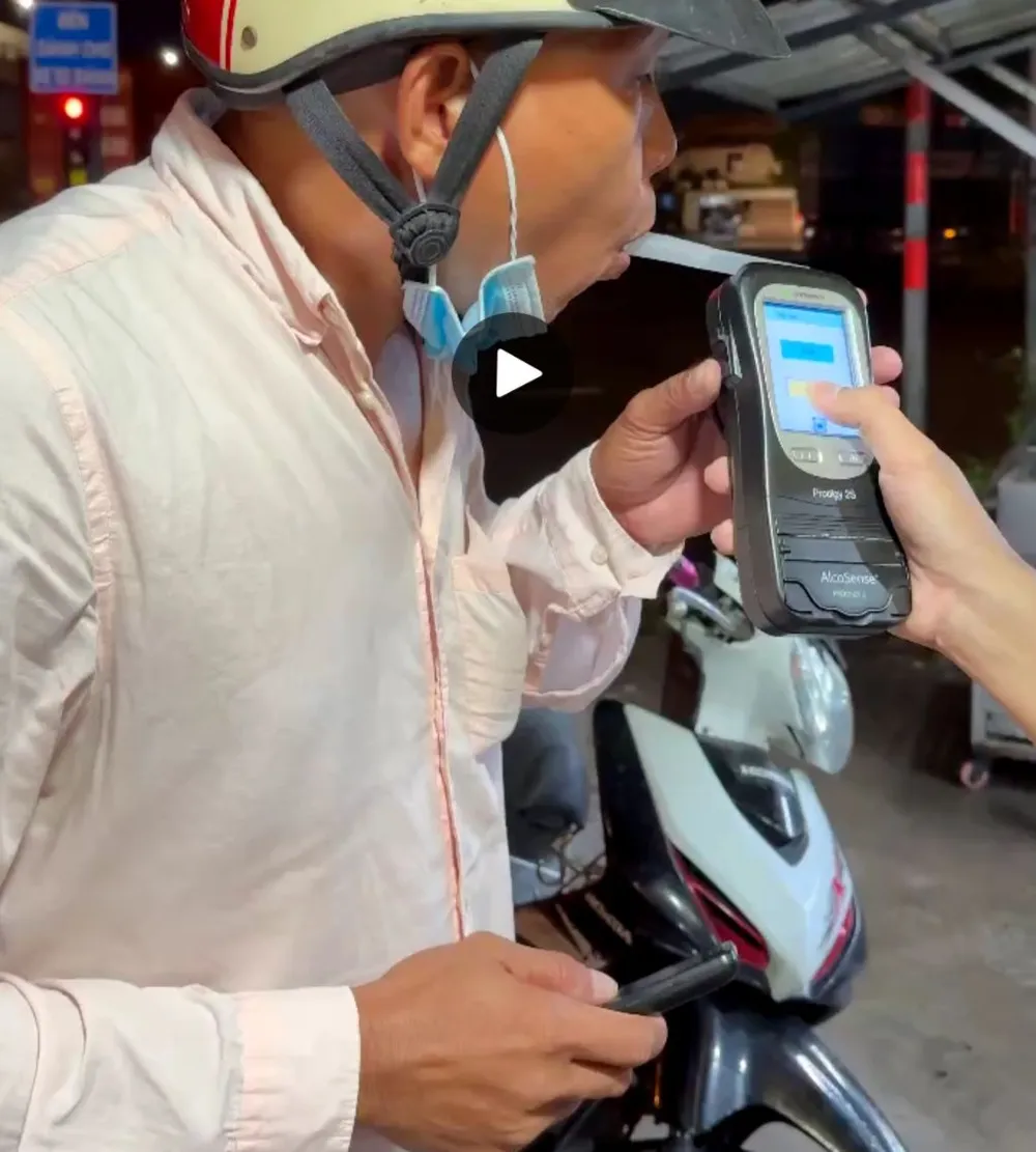 Nghĩa được CSGT đo nồng độ cồn