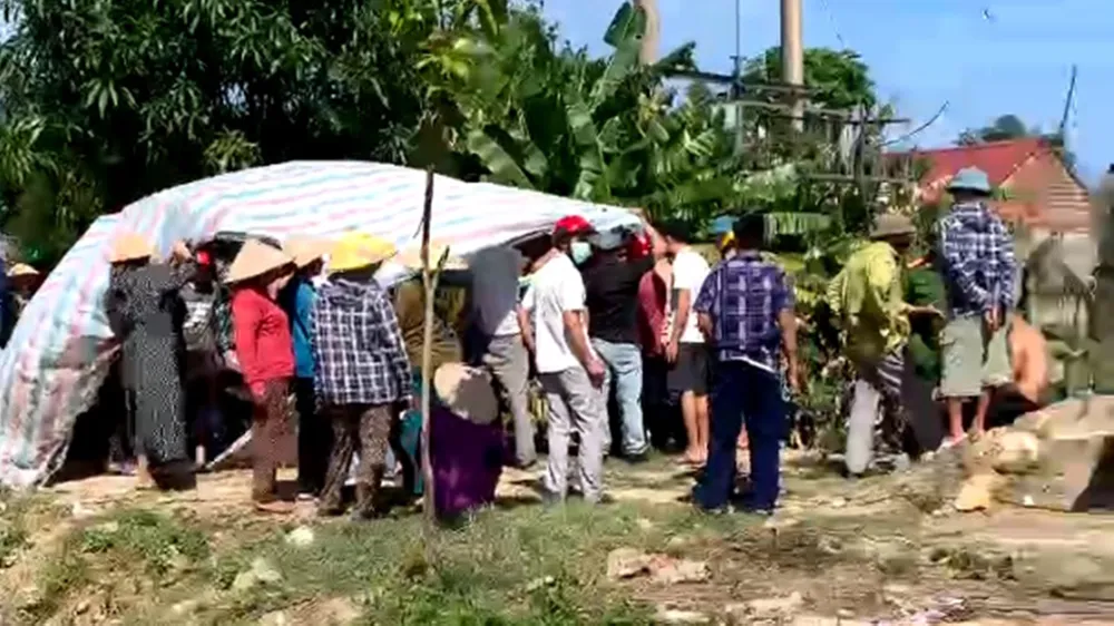 Thời điểm đưa thi thể nạn nhân lên khỏi hố sâu 