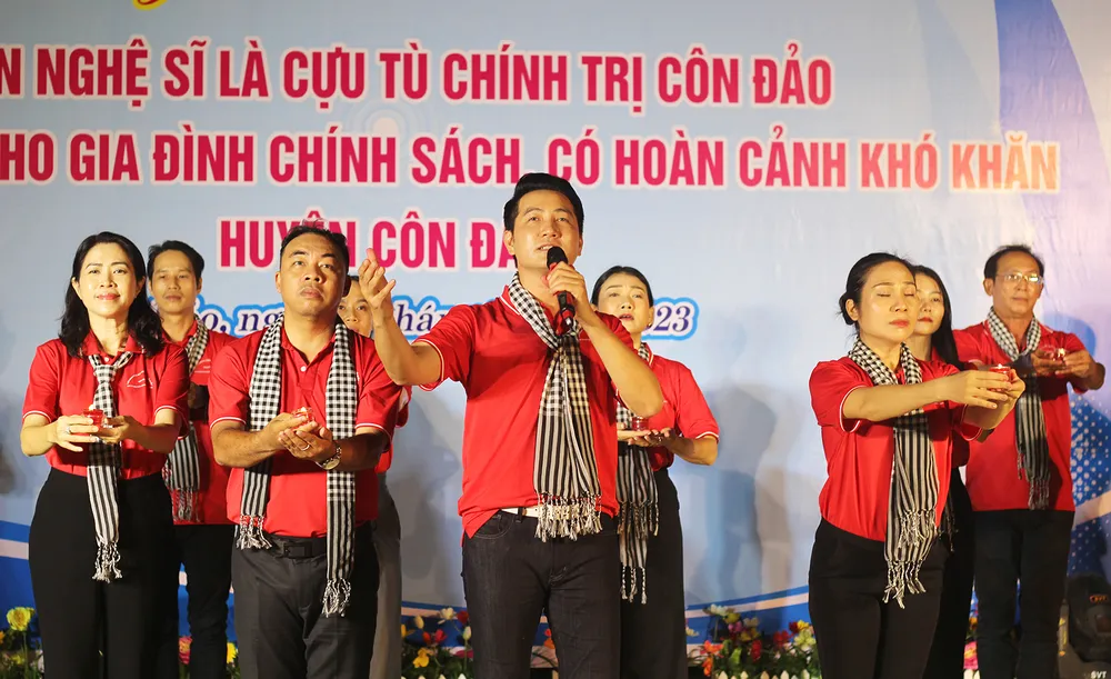 Ca sĩ Nguyễn Phi Hùng và các nghệ sĩ biểu diễn ca khúc Hồn thiêng bất tử do anh sáng tác