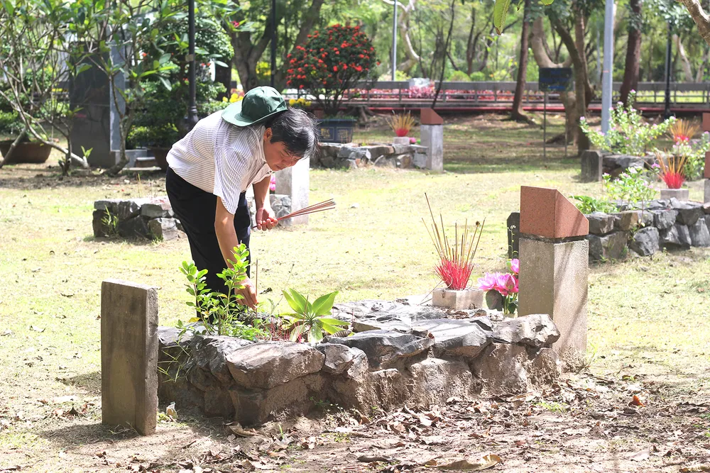 Đồng chí Tăng Hữu Phong, thành viên Hội đồng Lý luận, phê bình văn học nghệ thuật TPHCM, viếng và thắp hương các Anh hùng liệt sĩ tại Nghĩa trang Liệt sĩ Hàng Dương