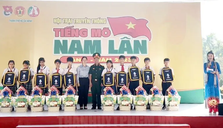 Các đồng chí lãnh đạo trao quà cho học sinh khó khăn, học giỏi. Ảnh: Thanhuytphcm.vn