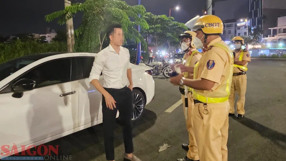 Người đàn ông tự xưng là phóng viên và đưa ra tấm thẻ thang máy của một đơn vị truyền thông