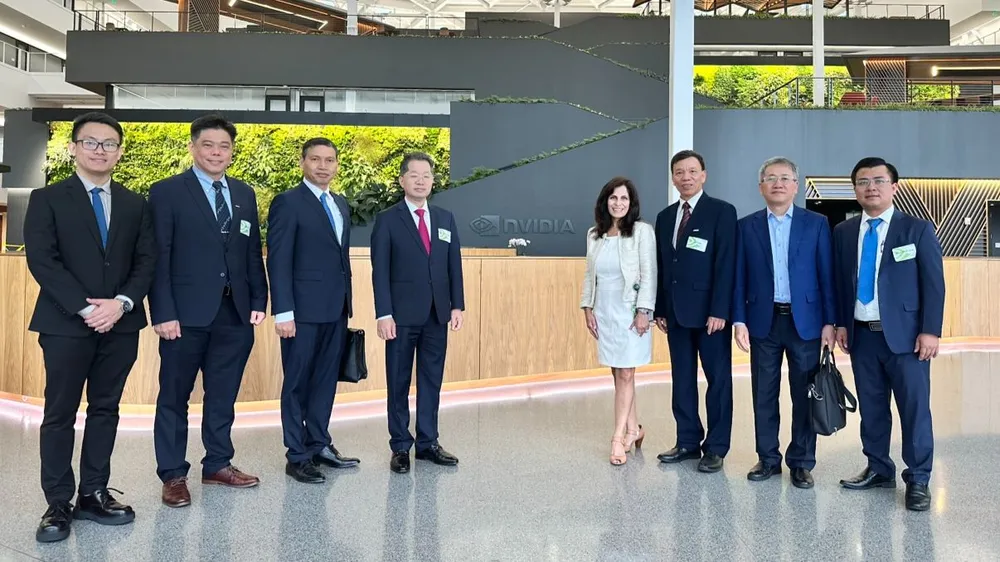Lãnh đạo TP Đà Nẵng chụp ảnh lưu niệm với lãnh đạo Công ty Nvidia