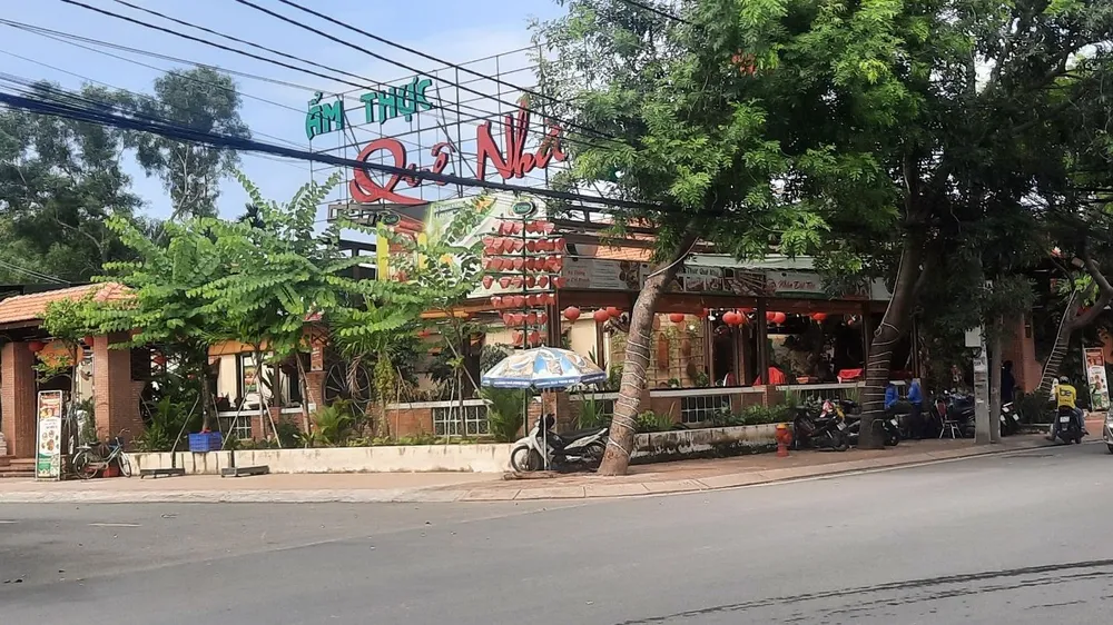 Nhà hàng Quê Nhà, một công trình xây không phép tại phường Thảo Điền. Ảnh: HẢI NGỌC