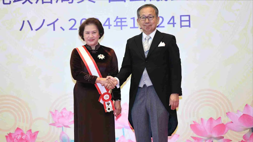 Nguyên Chủ tịch Quốc hội Nguyễn Thị Kim Ngân nhận Huân chương Mặt trời mọc hạng nhất Đại thập tự