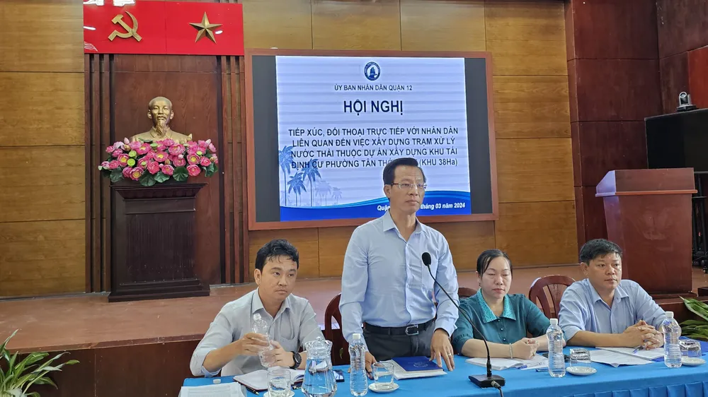 Phó Chủ tịch UBND quận 12 Đậu An Phúc trao đổi với người dân