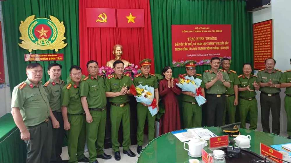 Ban Giám đốc Công an TPHCM cùng lãnh đạo quận Bình Tân trao khen thưởng cho các cá nhân, tập thể Công an quận Bình Tân 