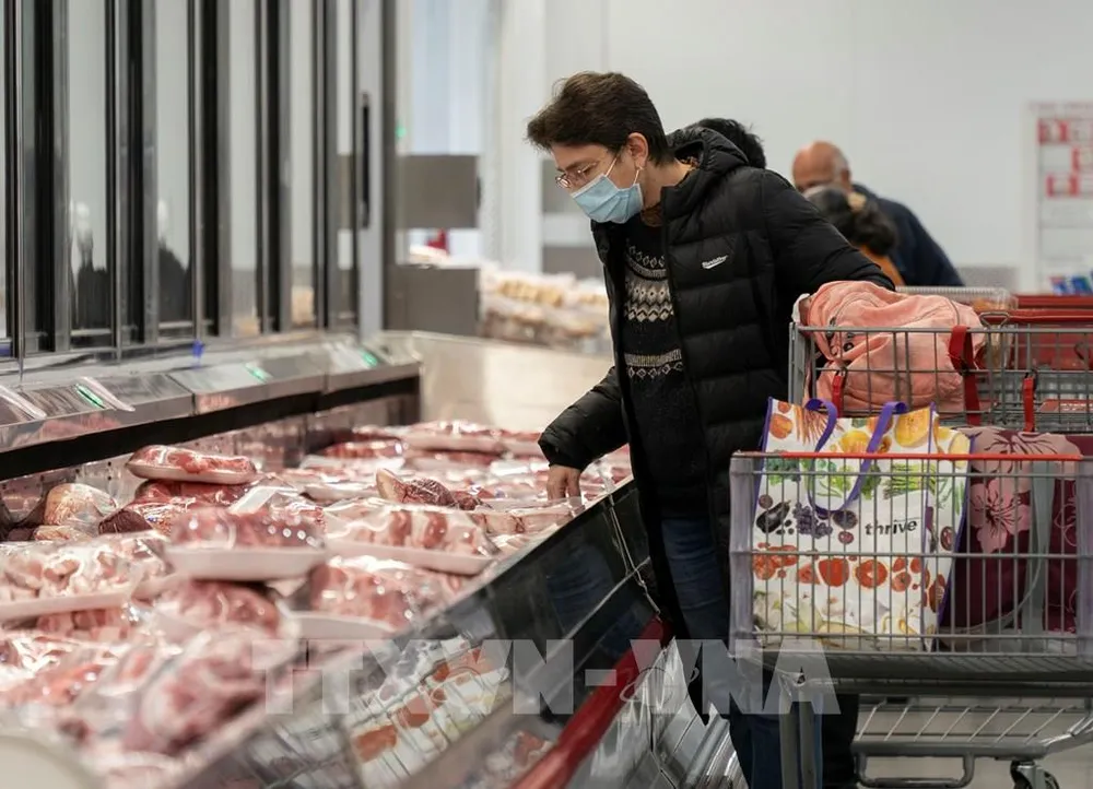 Người tiêu dùng mua hàng trong siêu thị ở Foster City, bang California (Mỹ). Ảnh: THX/TTXVN