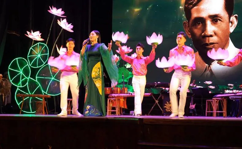 NSƯT Nguyễn Hương Giang biểu diễn bài hát Khắc ghi tên người - bác Ba Lê Duẩn. Ảnh: TRIỆU PHONG