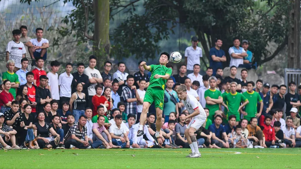 Các cầu thủ đá phủi tranh tài tại giải chào xuân ở Triều Khúc (Hà Nội), giải đấu có tuổi đời 80 năm. Ảnh: HỮU THÀNH